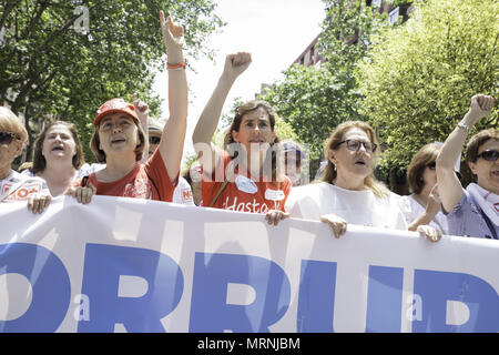 Madrid, Spanien. 27. Mai, 2018. Die Demonstranten riefen und den Kampf gegen die Unsicherheit nach 10 Jahren der Krise in Spanien. Aktivisten aus ganz Spanien in Madrid gegen die Unsicherheit im Land demonstriert. Credit: Lito Lizana/SOPA Images/ZUMA Draht/Alamy leben Nachrichten Stockfoto