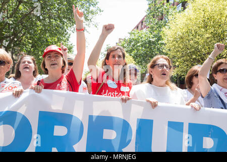 Madrid, Spanien. 27. Mai, 2018. Die Demonstranten riefen und den Kampf gegen die Unsicherheit nach 10 Jahren der Krise in Spanien. Aktivistinnen aus ganz Spanien in Madrid gegen die Unsicherheit im Land. Credit: SOPA Images Limited/Alamy leben Nachrichten Stockfoto