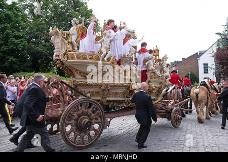 Mons, Belgien. 27. Mai, 2018. Auto d'oder beendet Saint Waltrude Stiftskirche während Ducasse am 27. Mai 2018 in Mons, Belgien Quelle: Skyfish/Alamy Live News Credit: Skyfish/Alamy leben Nachrichten Stockfoto