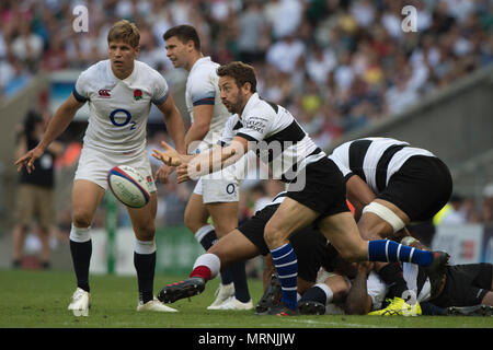 Twickenham, England, 27. Mai 2018. Quilter Schale, Rugby, der Baa Baa Greig LAIDLAW, passt den Ball während des England vs Barbaren, Rugy Gleiches an der RFU. Stadion, Twickenham. UK. © Peter Spurrier/Alamy leben Nachrichten Stockfoto