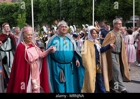 Mons, Belgien. 27. Mai, 2018. Die Teilnehmer der Prozession von Auto D'oder auf dem Weg nach Saint Waltrude Stiftskirche am 27. Mai 2018 in Mons, Belgien Quelle: Skyfish/Alamy Live News Credit: Skyfish/Alamy leben Nachrichten Stockfoto