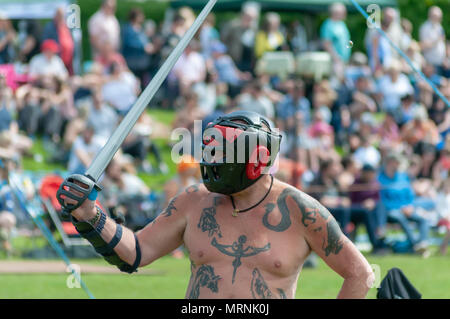 Glasgow, Schottland, Großbritannien. 27. Mai, 2018. Carmunnock Internationale Highland Games feiert traditionelle schottische Kultur mit einem Straße Prozession der Häuptling und Athleten, schwere Fälle einschließlich Stein schlag, Herausforderung caber & Garbe Pitch, andere Ereignisse gehören Boxen, Stockkampf & wrestling anmelden, Musik Events gehören Eaglesham Fiddlers, St. Franziskus Pipe Band und Highland Dancing und befindet sich im malerischen Dorf Carmunnock statt. Credit: Skully/Alamy leben Nachrichten Stockfoto