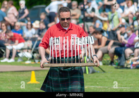 Glasgow, Schottland, Großbritannien. 27. Mai, 2018. Carmunnock Internationale Highland Games feiert traditionelle schottische Kultur mit einem Straße Prozession der Häuptling und Athleten, schwere Fälle einschließlich Stein schlag, Herausforderung caber & Garbe Pitch, andere Ereignisse gehören Boxen, Stockkampf & wrestling anmelden, Musik Events gehören Eaglesham Fiddlers, St. Franziskus Pipe Band und Highland Dancing und befindet sich im malerischen Dorf Carmunnock statt. Credit: Skully/Alamy leben Nachrichten Stockfoto