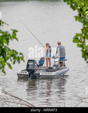 BOSSIER CITY, LA. - Mai 27, 2018: Bass Fischer Treiben auf den Roten Fluss im Nordwesten von Louisiana, Casting lockt in Richtung Ufer. Stockfoto