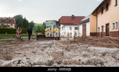 Hetzerode, Deutschland. 27. Mai, 2018. 27. Mai 2018, Deutschland, Hetzerode: Eine blockierte Straße wird gelöscht nach starkem Regen und Hagel. Quelle: Bernd Krauss/dpa-Zentralbild/dpa/Alamy leben Nachrichten Stockfoto