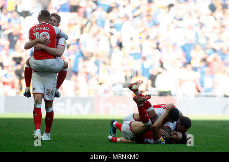 London, Großbritannien. 27. Mai, 2018. Rotherham Spieler feiern an der Schlusspfiff. EFL Skybet Fußball Liga Play off Finale, Rotherham United v Shrewsbury Town im Wembley Stadion in London am Sonntag, den 27. Mai 2018. Dieses Bild dürfen nur für redaktionelle Zwecke verwendet werden. Nur die redaktionelle Nutzung, eine Lizenz für die gewerbliche Nutzung erforderlich. Keine Verwendung in Wetten, Spiele oder einer einzelnen Verein/Liga/player Publikationen. pic von Steffan Bowen/Andrew Orchard sport Fotografie/Alamy Live news Credit: Andrew Orchard sport Fotografie/Alamy leben Nachrichten Stockfoto