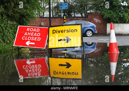 Anzeichen für die straßensperrung und Ablenkung durch starke Regenfälle und Überschwemmungen in Großbritannien Stockfoto
