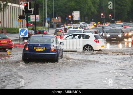 Verkehr Durch dep Hochwasser fahren, Birmingham, Großbritannien Stockfoto