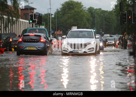 Verkehr Durch dep Hochwasser fahren, Birmingham, Großbritannien Stockfoto