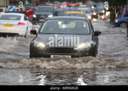 Verkehr Durch dep Hochwasser fahren, Birmingham, Großbritannien Stockfoto