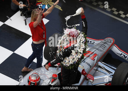 Indianapolis, Indiana, USA. 27. Mai, 2018. Wird die Stromversorgung (12) von Australien die Zielflagge nimmt und gewinnt die 500 Meilen von Indianapolis auf dem Indianapolis Motor Speedway in Indianapolis, Indiana. Credit: Justin R. Noe Asp Inc/ASP/ZUMA Draht/Alamy leben Nachrichten Stockfoto