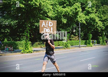 Einen Demonstranten gesehen zu Fuß, während Sie ein Plakat mit der Aufschrift "AFD Nein!' während der Demonstration. Techno Liebhaber und Anti-Rassismus-Aktivisten demonstrierten in Berlin gegen eine Kundgebung der Deutschen organisierten rechtsextremen Partei, AFD. Über 70.000 Menschen (laut Veranstalter) haben die Straßen von Berlin mit einer großen Party von einigen der bekanntesten Berliner techno Clubs veranstaltet wurden. Mehrere Zähler Demos haben entlang der deutschen Hauptstadt gegen die AFD-Rallye, die am Hauptbahnhof begonnen und beendet am Brandenburger Tor mit Hunderten von Teilnehmern zu protestieren. Stockfoto