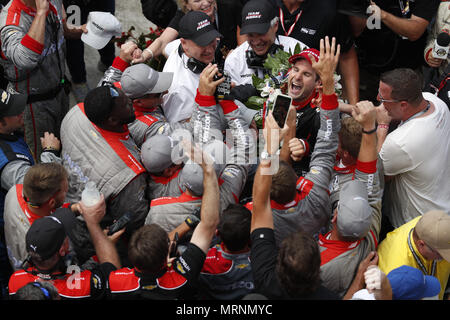 Indianapolis, Indiana, USA. 27. Mai, 2018. Wird die Stromversorgung (12) von Australien die Zielflagge nimmt und gewinnt die 500 Meilen von Indianapolis auf dem Indianapolis Motor Speedway in Indianapolis, Indiana. Credit: Justin R. Noe Asp Inc/ASP/ZUMA Draht/Alamy leben Nachrichten Stockfoto