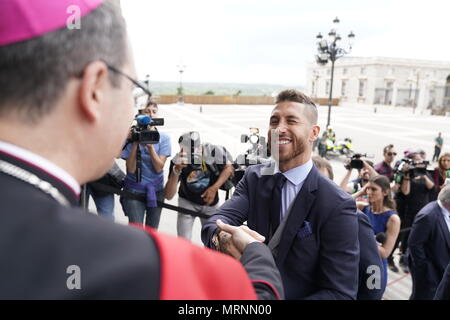 Von Real Madrid Spanisch Verteidiger Sergio Ramos halten Sie die Trophäe aus der Kathedrale von Almudena in Madrid am 27. Mai 2018 als Spieler ihren dritten Champions League Titel in einer Reihe in Kiew feiern Stockfoto