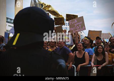 Berlin, Deutschland. 27. Mai, 2018. Ein Polizist halten Sie ein Auge auf die Menge, als Demonstranten gesehen riefen Slogans während des Protestes. Techno Liebhaber und Anti-Rassismus-Aktivisten demonstrierten in Berlin gegen eine Kundgebung der Deutschen organisierten rechtsextremen Partei, AFD. Über 70.000 Menschen (laut Veranstalter) haben die Straßen von Berlin mit einer großen Party von einigen der bekanntesten Berliner techno Clubs veranstaltet wurden. Mehrere Zähler Demos haben entlang der deutschen Hauptstadt gegen die AFD-Rallye, die am Hauptbahnhof begonnen und beendet am Brandenburger Tor mit hundr zu protestieren Stockfoto