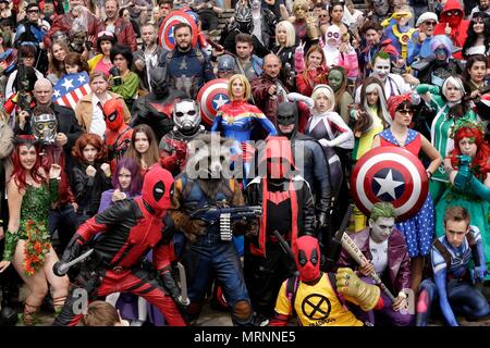 London, Großbritannien. 27. Mai, 2018. Verkleidet in Kostümen für ein Foto bei der MCM Comic Con im Excel Center in London, Großbritannien, am 27. Mai 2018. Das MCM Comic Con wurde in London vom 25. Mai bis 27. Mai stattfand, attacting Viele comic Fans der populären Kultur sammeln. Quelle: Tim Irland/Xinhua/Alamy leben Nachrichten Stockfoto