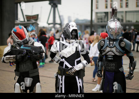 London, Großbritannien. 27. Mai, 2018. Verkleidet in Kostümen für ein Foto bei der MCM Comic Con im Excel Center in London, Großbritannien, am 27. Mai 2018. Das MCM Comic Con wurde in London vom 25. Mai bis 27. Mai stattfand, attacting Viele comic Fans der populären Kultur sammeln. Quelle: Tim Irland/Xinhua/Alamy leben Nachrichten Stockfoto