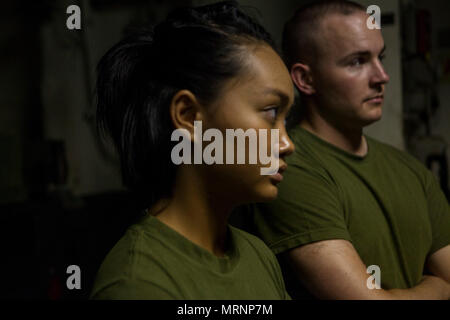 Lance Cpl. Amy Phan (links) und 2 Lt Ethan Treacy achten Sie auf Anweisung ihrer Kampfkunstausbilder an Bord der USS BONHOMME RICHARD (LHD6) während der Fahrt in den Pazifischen Ozean, 22. Juni 2017. Phan ist ein Kampf Fotograf und Treacy ist ein Public Affairs Officer, sowohl mit den 31 Marine Expeditionary Unit. Marine Corps Martial Arts Progarm fördert die körperliche Eignung und Fähigkeiten schärft Marines im Nahkampf zu übergeben. Die 31. MEU Partner mit Amphibischen Squadron 11 der Marine den amphibischen Komponente von Bonhomme Richard Expeditionary Strike Group zu bilden. Die 31. MEU und P Stockfoto