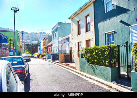 Das Bo-Kaap ist für seine bunten Häuser bekannt - think Pink, Grün, Blau und Orange. Andere Tour Highlights gehören Auwal Masjid (die erste und Stockfoto