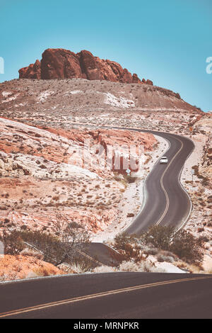 Retro getonten Bild einer schönen kurvenreichen Straße, Travel Concept, Nevada, USA. Stockfoto