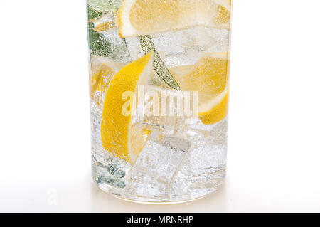 Trinken von Eis, die läppchen Frische saftige gelbe Zitrone und kristallklarem Wasser in ein Glas. Stockfoto