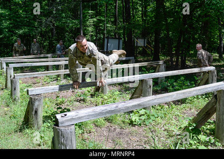 Ein Soldat springt über die Schienen auf der Grabairz Vertrauen Kurs am Fort Knox als Teil des BN-Squad STX Ereignis. (US Army Foto von Charles Leffler) Stockfoto