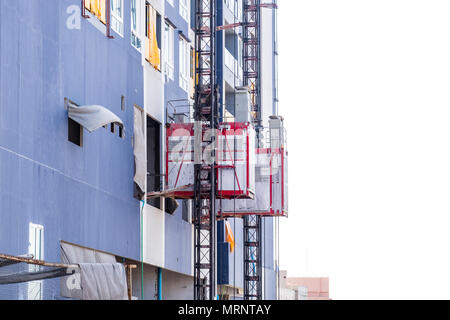 Personenaufzug und Bau Hebezeug Anheben verwendet, um Arbeiter und Material auf der Baustelle zu heben. Stockfoto