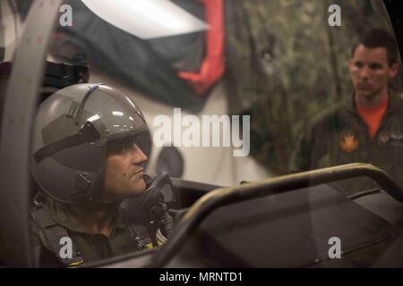 Stellvertretender Vorsitzender Buster Gibson der Shoshone-Paiute Stämme der Duck Valley Indian Reservation erhält für seine Orientierung Flug, 16. Juni 2017, am Mountain Home Air Force Base, Idaho. Gibson sitzt in dem simulierten Cockpit, um ein Gefühl dafür zu bekommen, wie der eigentliche Flug sein wird. (U.S. Air Force Foto von Airman 1st Class Malaysia Berry/Freigegeben) Stockfoto