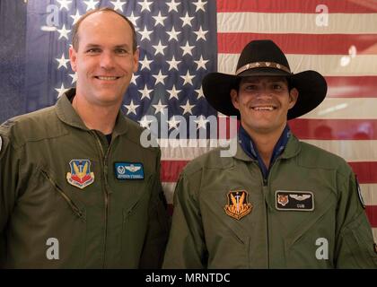 Stellvertretender Vorsitzender Buster Gibson der Shoshone-Paiute Stämme der Duck Valley Indian Reservation posiert für ein Foto mit Oberst Jefferson O'Donnell, 366 Fighter Wing Commander, 16. Juni 2017, am Mountain Home Air Force Base, Idaho. O'Donnell war der Pilot für Orientierung Flug Gibson's. (U.S. Air Force Foto von Airman 1st Class Malaysia Berry/Freigegeben) Stockfoto