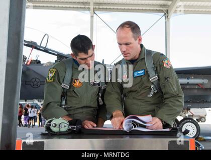 Oberst Jefferson O'Donnell, 366 Fighter Wing Commander, spricht mit Stellvertretender Vorsitzender Buster Gibson der Shoshone-Paiute Stämme der Duck Valley Indian Reservation vor seiner Orientierung Flug, 16. Juni 2017, am Mountain Home Air Force Base, Idaho. Während des Fluges werden Sie alle um den Luftraum flogen. (U.S. Air Force Foto von Airman 1st Class Malaysia Berry/Freigegeben) Stockfoto