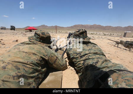 Sgt. Matthäus Jazen, (links) ein Scout Sniper und Sgt. Jesaja Robbins, (rechts) eine Maschine gunner mit Fox Unternehmen, 2.Bataillon, 24 Marine Regiment, 4 Marine Division, Marine Reserve, 0 M 40 5 Scharfschützengewehre während integrierte Ausbildung Übung 4-17 an der Reihe 205, Marine Corps Air Ground Combat Center, 29 Palmen, Kalifornien, 25. Juni 2017. ITX war der größte US Marine Corps finden Training Übung im Jahr 2017, mit Marines und Segler aus über 20 Einheiten und 15 Staaten teilnehmen. (U.S. Marine Corps Foto von Lance Cpl. Stanley Moy) Stockfoto