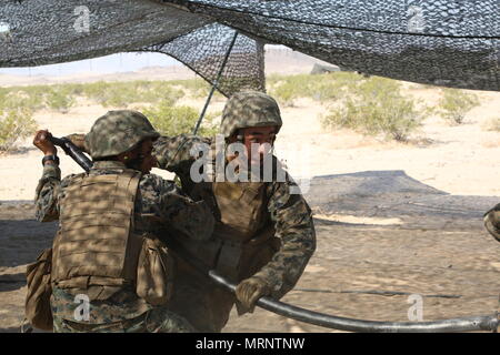 TWENTYNINE PALMS, Calif.-Lanze Cpl. Bernardo Gonzalezcorretero, Links, und Lance Cpl. Jonathan Cabrera, rechts, beide mit Oscar Batterie, 5 Bataillon, 14 Marine Regiment, Marine Reserve, drücken Sie einen M 759 Runden in ein M777 Haubitze während integrierte Ausbildung Übung 4-17 bei Marine Corps Air Ground Combat Center Twentynine Palms, Kalifornien, 21. Juni 2017. ITX war der größte US Marine Corps finden Training Übung im Jahr 2017, mit Marines und Segler aus über 20 Einheiten und 15 Staaten teilnehmen. (U.S. Marine Corps Foto von Lance Cpl. Rufio Sanares) Stockfoto