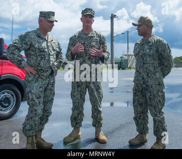 Hintere Adm. John korka, Kommandant der Marine Engineering Befehl Pacific, Kapitän Robert Baughman, Commodore von Commander, Task Force 75 und Lt.Cmdr. Paul Duenas, an die in den Küstenzonen Riverine Group (CRG) 1 Ablösung Guam, Mk VI-Funktionen auf Naval Base Guam am 26. Juni 2017 erörtern. CRG 1 Loslösung Guam ist in der Lage, die Sicherheit des Seeverkehrs Operationen im gesamten Spektrum der Naval, Joint und Combined Operations. Weiter stellt es die zusätzlichen Möglichkeiten der Gefahrenabwehr, Sicherheit, Theater die sicherheitspolitische Zusammenarbeit und hohen Wert Einheit Schutz. (U.S. Marine bekämpfen. C Stockfoto