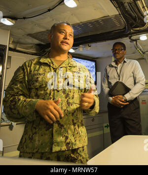 Lt.Cmdr. Paul Duenas, an die in den Küstenzonen Riverine Group (CRG) 1 Ablösung Guam, Mk VI-Funktionen auf Naval Base Guam am 26. Juni 2017 diskutiert. CRG 1 Loslösung Guam ist in der Lage, die Sicherheit des Seeverkehrs Operationen im gesamten Spektrum der Naval, Joint und Combined Operations. Weiter stellt es die zusätzlichen Möglichkeiten der Gefahrenabwehr, Sicherheit, Theater die sicherheitspolitische Zusammenarbeit und hohen Wert Einheit Schutz. (U.S. Marine bekämpfen Kamera Foto von Informationssystemen Techniker 1. Klasse Ledget Glover III) Stockfoto