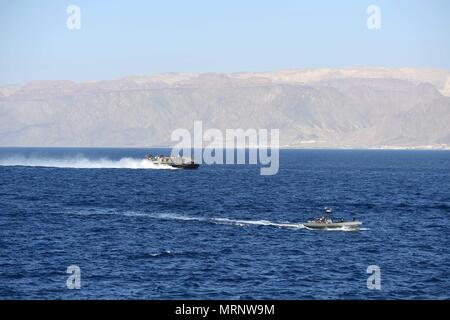 170505-N-ME 988-158 5. US-Flotte BEREICH VON OPERATIONEN (5. Mai 2017) Landing Craft, Luftkissen 60, zugeordnet zu den Angriff Handwerk Einheit 4 (ACU4) liefert Fahrzeuge und Geräte in Aqaba, Jordanien, an der Küste von den amphibischen dock Landung Schiff USS Carter Hall (LSD 50), für Übung eifrig Lion 2017. Eifrig Lion ist eine jährliche US Central Command Übung in Jordanien, die militärische Stärkung der militärischen Beziehungen zwischen den USA, Jordanien und anderen internationalen Partnern. In diesem Jahr Iteration besteht aus ungefähr 7.200 Soldaten aus mehr als 20 Nationen, um Szenarien zu reagieren, Stockfoto