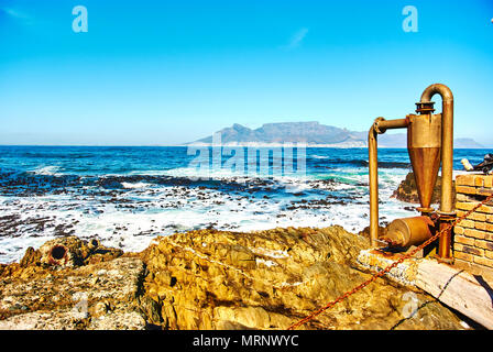 Robben Island (Afrikaans: robbeneiland) Insel im Table Bay, westlich von der Küste von Bloubergstrand, Kapstadt, Südafrika. Der Name ist Niederländisch für die eal Stockfoto