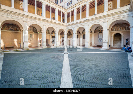 Kreuzgang des Bramante in Santa Maria della Pace, barocke Kirche in der Nähe von Piazza Navona Stockfoto