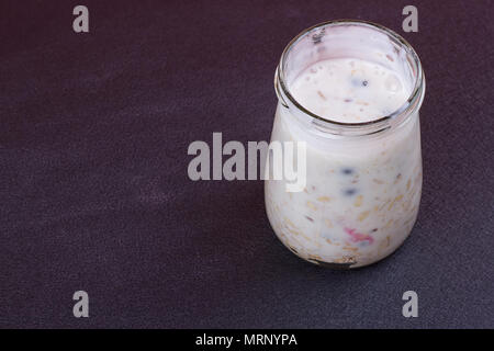 Gesundes Frühstück - Joghurt mit Heidelbeeren und Müsli im Glas serviert, Faul Haferflocken Stockfoto