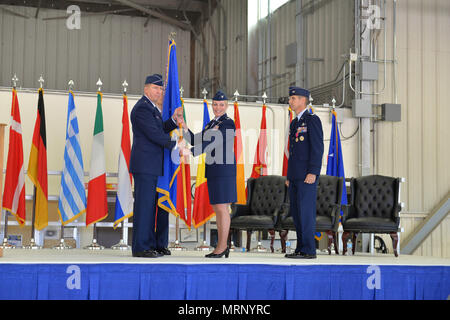 Generalmajor Patrick Doherty, 19 Air Force Commander, übergibt die zeremoniellen Guidon zu oberst Andrea Themely, eingehende 80th Flying Training Wing Commander, während der 80Th Flying Training Wing Ändern des Befehls Zeremonie an Sheppard Air Force Base, Texas, 25. Mai 2017. Themely zuvor bei Sheppard als Kommandeur der 89th Flying Training Squadron von 2012 bis 2014 gedient. (U.S. Air Force Foto von Liz H. Colunga) Stockfoto