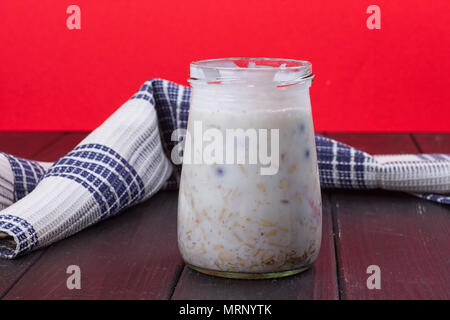 Gesundes Frühstück - Joghurt mit Heidelbeeren und Müsli im Glas serviert, Faul Haferflocken Stockfoto