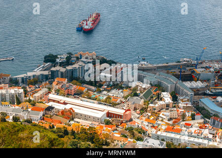 Blick über Gibraltar Stadt und Hafen von der Spitze des Felsens Stockfoto