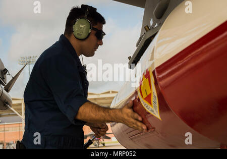 Tech. Sgt. Jakob Rocha, einem 149 Instandhaltungsgruppe Crew Chief, Air National Guard, sichert ein Panel auf einem F-16 Fighting Falcon während seiner Pre-flight Inspection bei Joint Base San Antonio-Lackland, Texas, 15. Juni 2017. Die primäre Aufgabe des Bundes 149 Fighter Wing Piloten der F-16 Flugzeugzelle zu beschäftigen. (U.S. Air Force Foto von älteren Flieger James R. Crow) Stockfoto