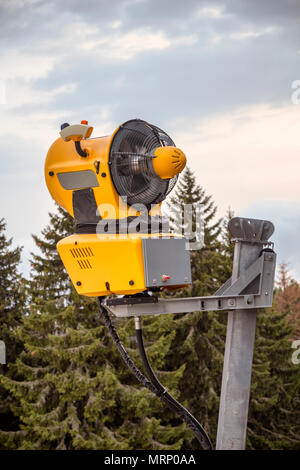 Schnee Maschine warten auf Frost mit Himmel Hintergrund, Schneemaschine Maschine. Stockfoto