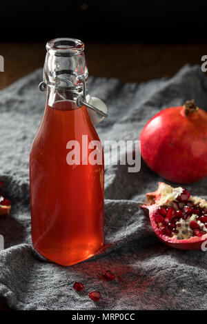 Hausgemachten Süßen roten Granatäpfel Grenadine Sirup in einer Flasche Stockfoto