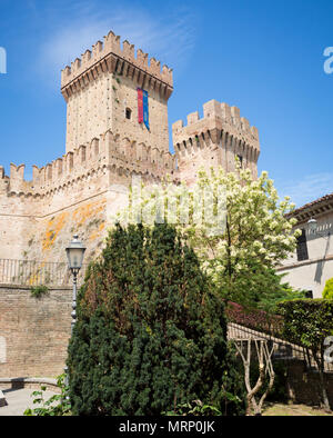 Offagna, Italien, 29. April 2018: Blick auf den Turm der mittelalterlichen Festung. Stockfoto