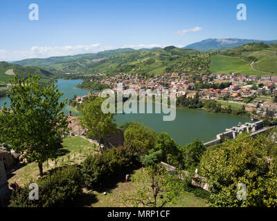 Mercatale künstlicher See von der Festung von sassocorvaro gesehen, strategischer Punkt auf das Tal. Stockfoto