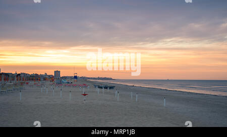 Typische Strand der Romagna Riviera bei Sonnenuntergang, Italien. Stockfoto