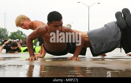 2017 Fitness Camp ist ein Trainingsprogramm und Teamwork-Programm, das von der 831st Engineer Company der Iowa Army National Guard organisiert wird. Das Archivbild dokumentiert Teilnehmer, die am 20. Juni 2017 in Middletown (Iowa) im Rahmen der Unterstützung des Rekrutierungs- und Rekrutierungsbataillons der Iowa National Guard Liegestütze in Middletown (Iowa) durchführten. Stockfoto