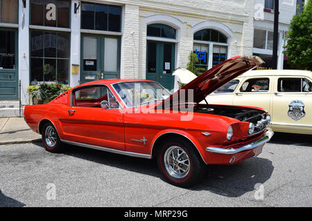 A 1965 Ford Mustang 2+2 Auto an einem Auto zeigen. Stockfoto