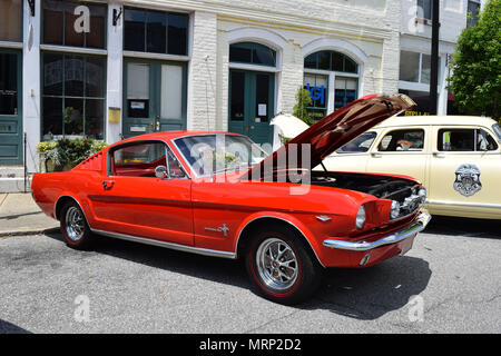 A 1965 Ford Mustang 2+2 Auto an einem Auto zeigen. Stockfoto